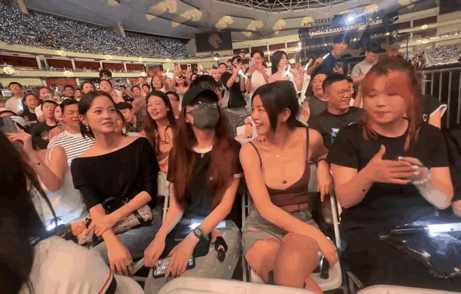 陈妍希离婚后彻底放飞自我，穿着小吊带超短裙去看演唱会，和欧阳娜娜形成鲜明对比。