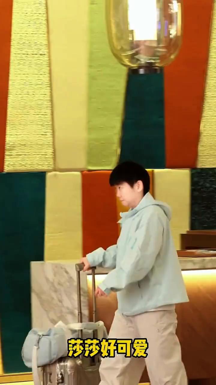 莎莎好可爱。孙颖莎出发成都，王楚钦低调戴口罩，和梁靖昆一起出发。刚比完赛就要离