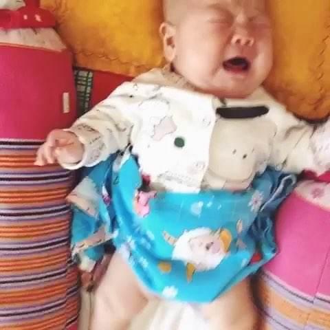 宝宝一哭闹 妈妈就练无影脚 耍了一小时还哇哇 妈妈一抬脚 奶奶心凉了