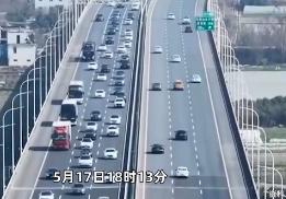慈余高速上，两人在高速上吵架，车子停在应急车道上，女乘客摔门下车，车子一溜烟跑掉