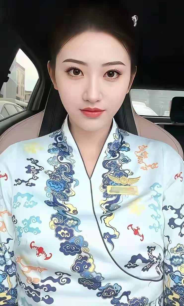 穿旗袍的女士坐在车里。