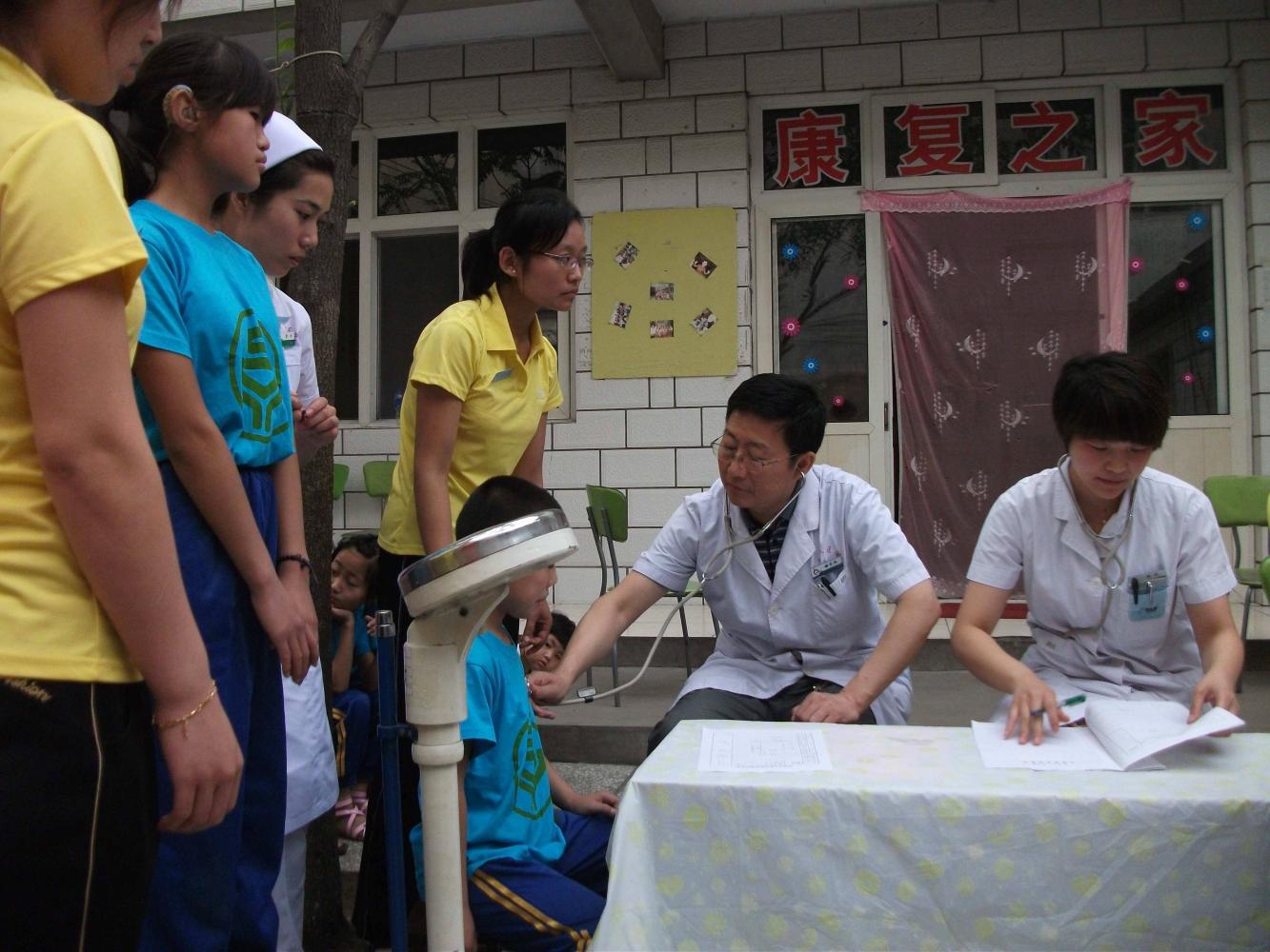 孩子耳朵里都是白色脓液, 险些失聪! 无知的家长别这么干了