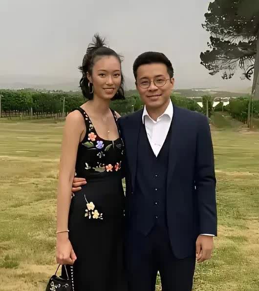 霍启仁结婚了，妻子个儿儿身材高挑，气质出众，曾经做过模特，走过不少大牌时装周。即