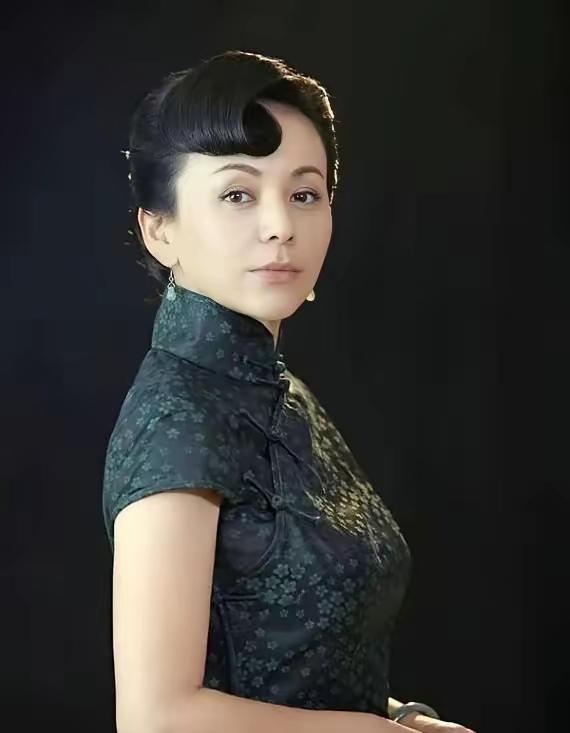 导演直接说：“王琳你都不用试戏，往那儿一站就是反派”。2001年，《情深深雨濛