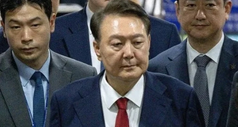 一夜醒来，尹锡悦终于被关进了牢房！中新网7月10日电韩联社消息显示，韩国
