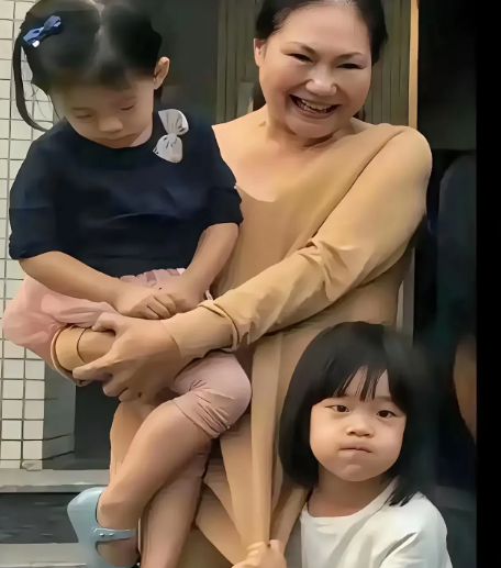 黄春梅真的喜欢大S的孩子吗，不见得，黄春梅也是看姑爷子下菜单，汪小菲有钱，舍得花