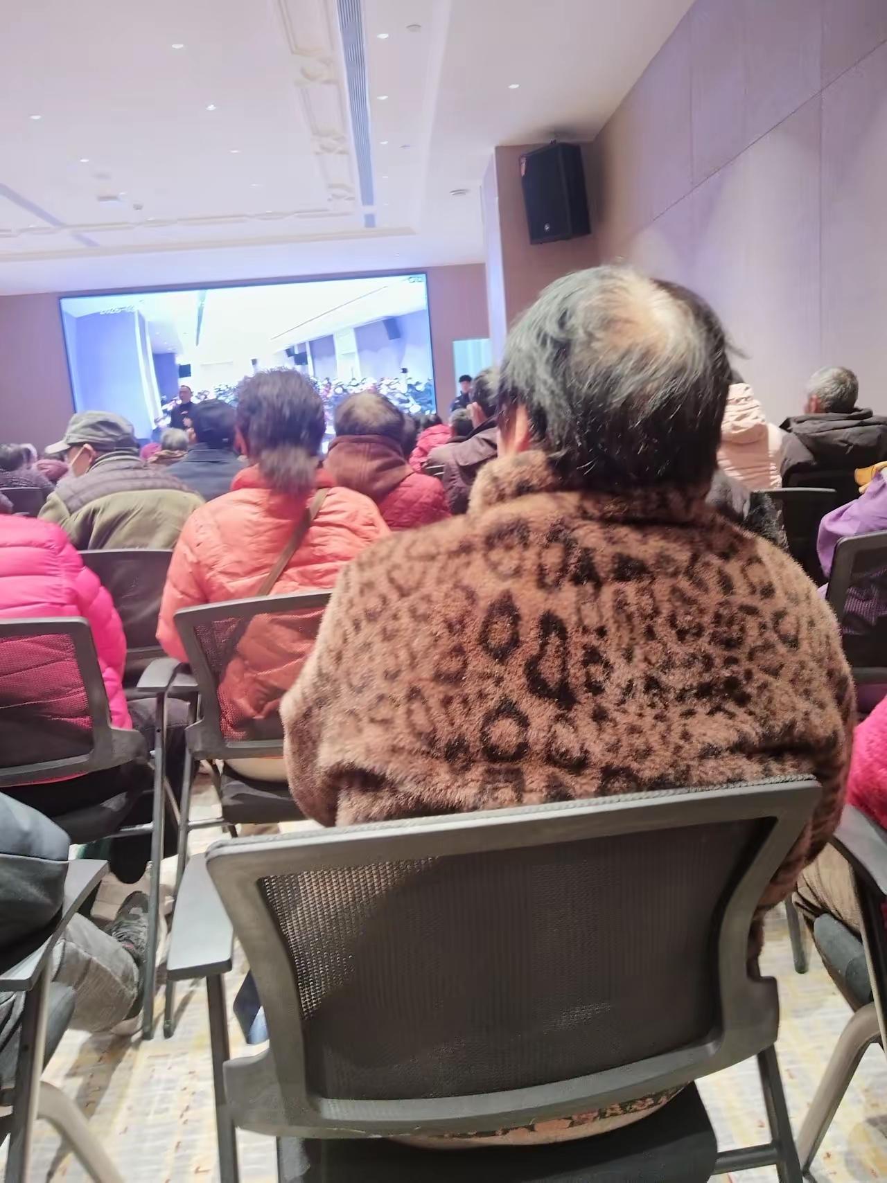一直以为因为爱母亲所以不嫌弃她身上的味道，直到我去看我舅娘后，闻到她身上的味道，