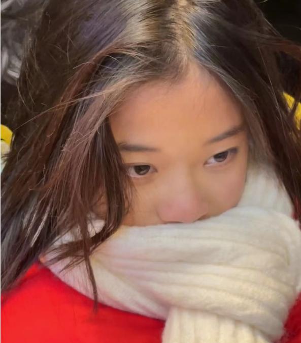 梅婷太骄傲了！13岁女儿快快登上春晚舞台，梅婷直接晒出13张照片，全家