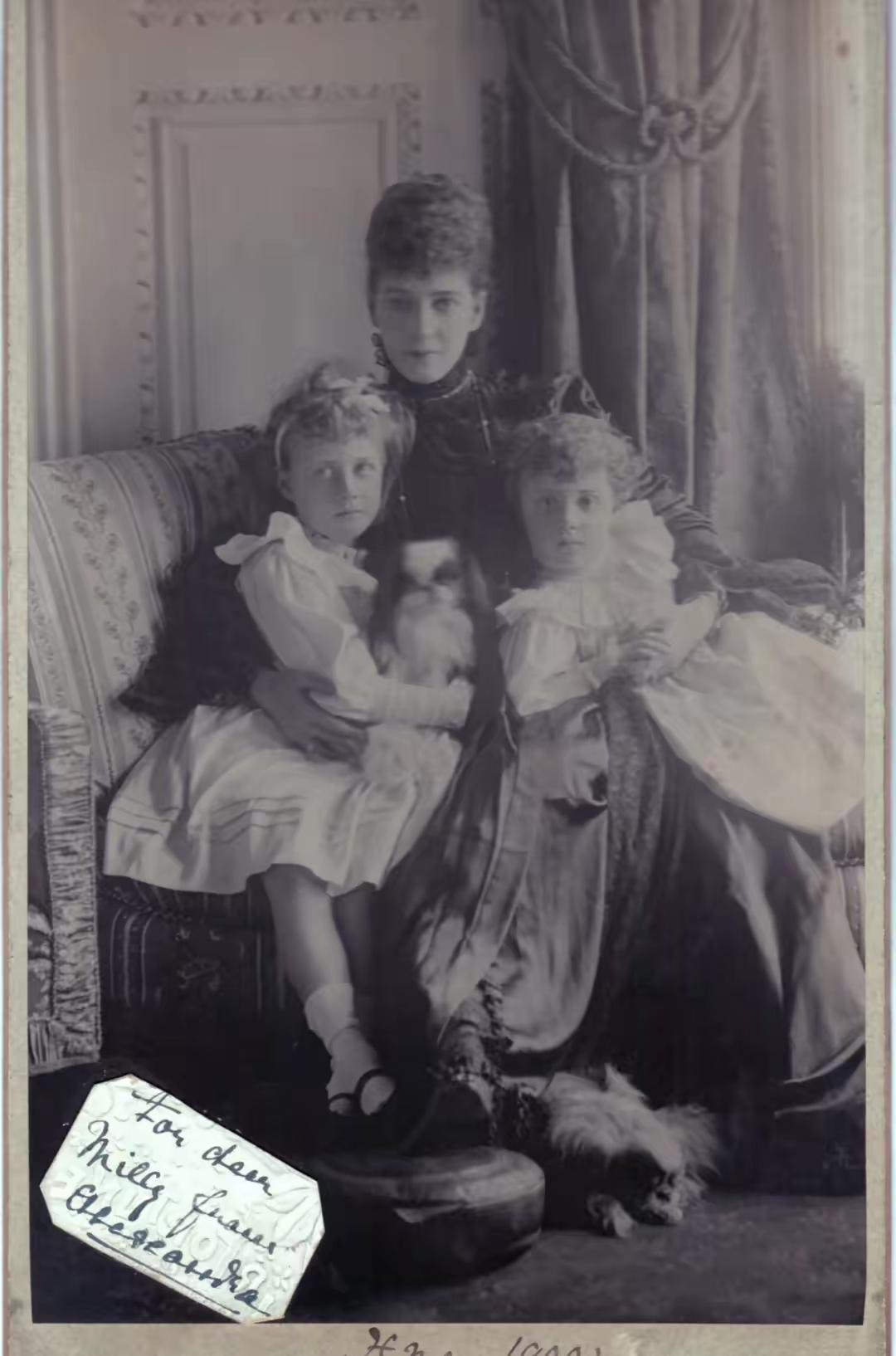 第1张相片是英国的亚历山德拉王后和她的两个外孙女：法夫女公爵亚历山德拉（左）、法