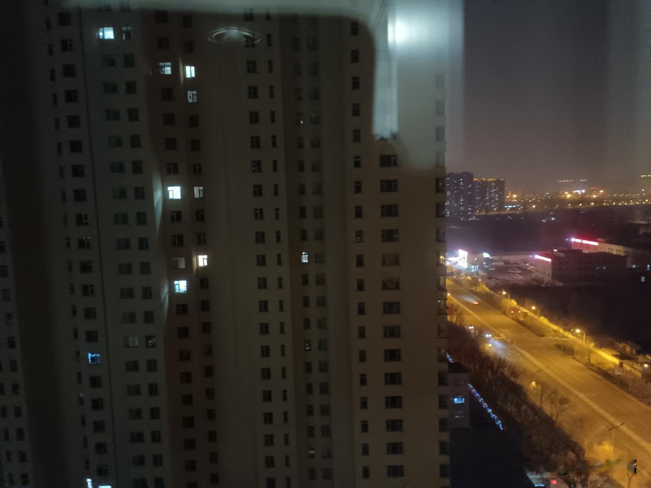 新房子夜景电梯房，我老爸不让我爬上面，我错怪我老爸了…毕竟是我家人我应该原谅我老