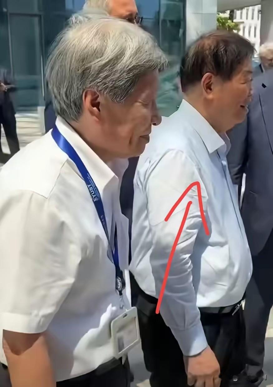 我朋友在福耀集团上班，跟我说了一句实话，我才明白曹德旺突然要卸任给儿子，她说