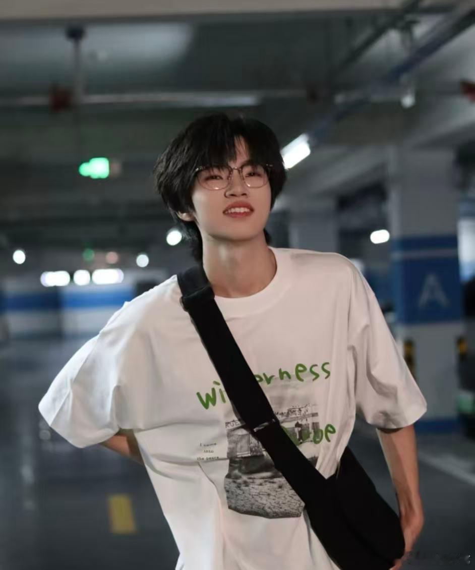 灵儿的送考人是整个KPL灵儿集齐了KPL的半壁江山合伙人以赛场主持积累奔赴合伙