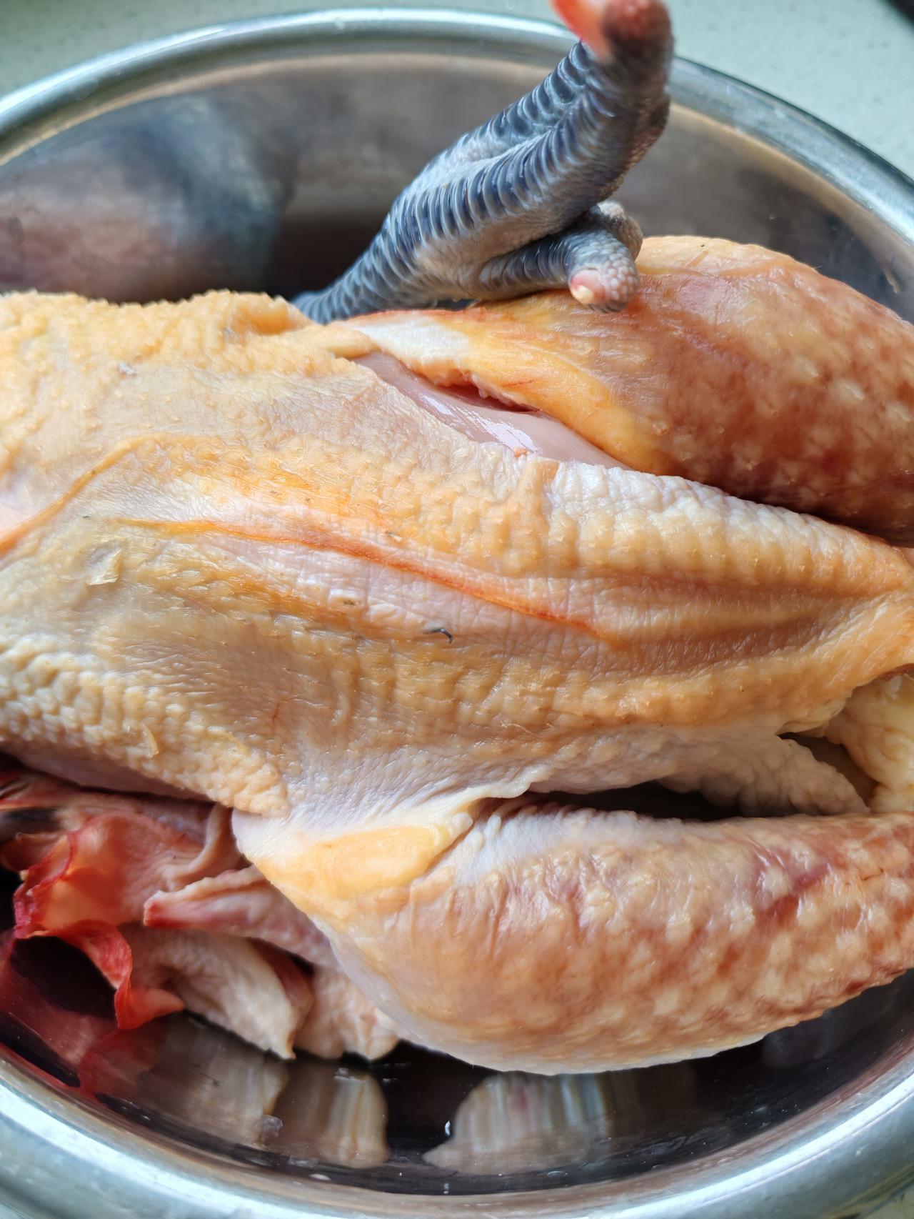 她说鸡屁股是个宝1月21日，坐标西安。这会儿我从冰箱取出前几天亲戚送来的鸡，准