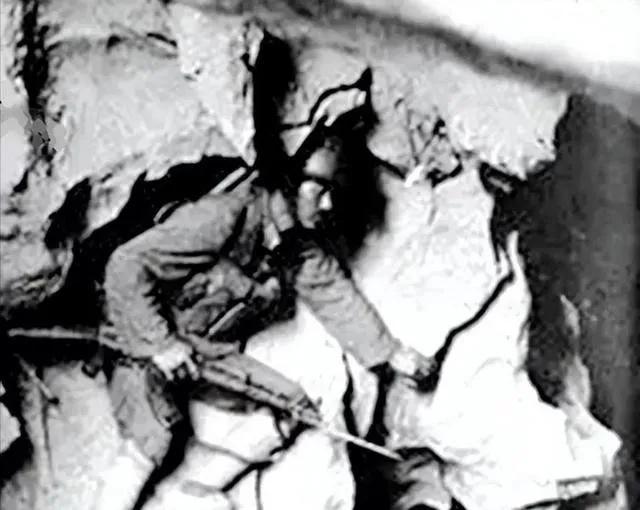 1984年，22岁的士兵陈洪远在老山地区迷路后，误入一个山洞。黑暗中，他发现洞内