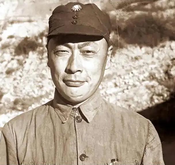 1949年上海解放，陈毅当市长，正愁找不到能镇住特务、黑帮的公安局长。陈赓笑着