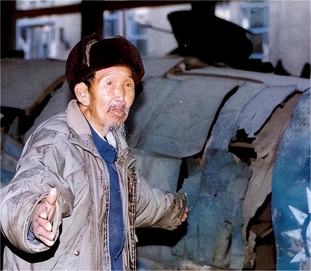 1996年，一位七旬老人来到部队，含泪对首长说：“报告首长，任务已完成，请指示。