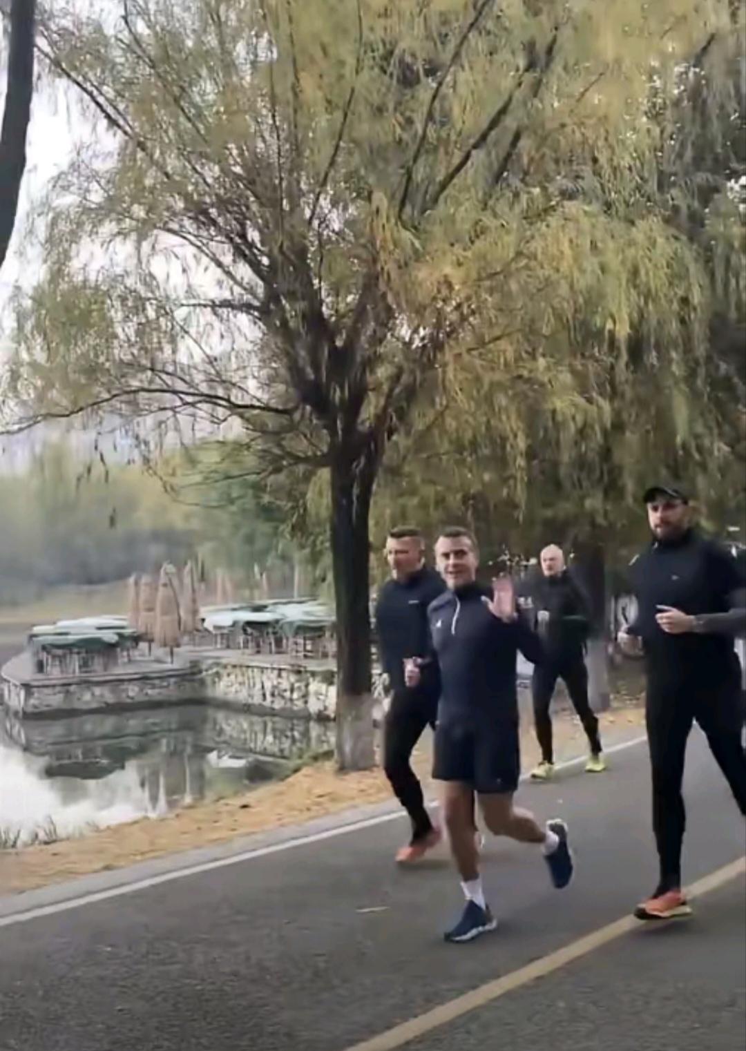 晨跑中的马克龙总统：看看人家多自律，访问期间来到四川成都，大早晨的就带着手下开始