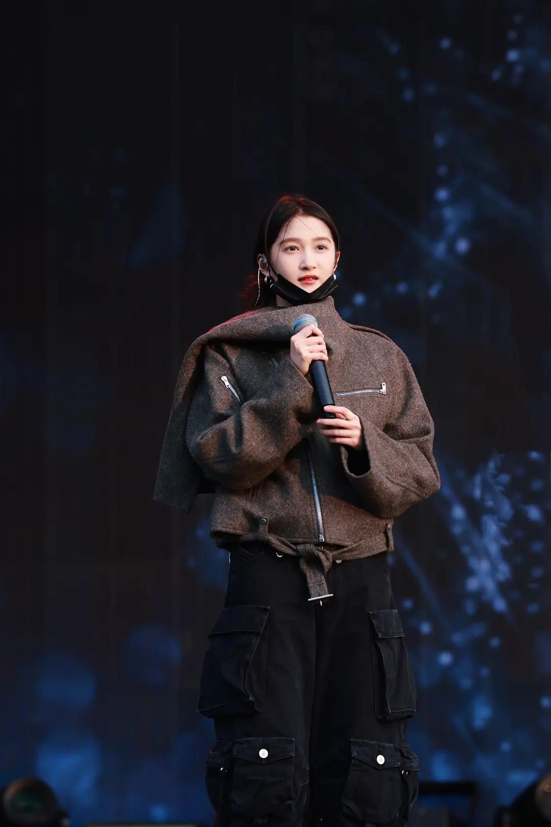 关晓彤跨年彩排，私服风格怎么样