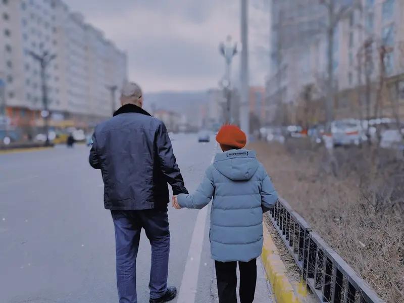 抛开钱不谈，我现在最需要健康、亲情、内心平静、真诚关系和个人成长。健康是生命的