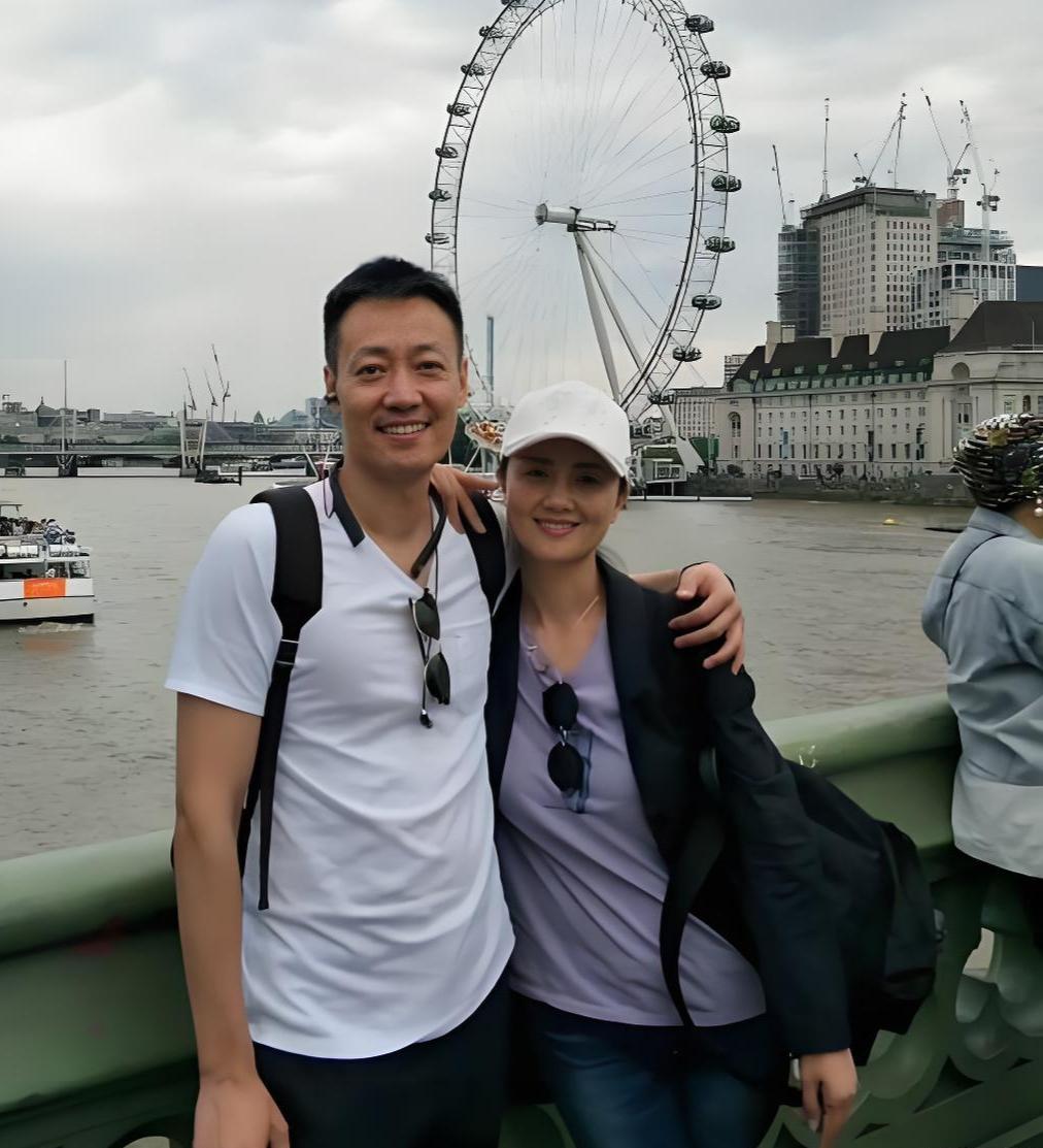 在戏里，他们是千面角色；在戏外，他们只是一对寻常爱侣。辛柏青与朱媛媛的爱情，没有