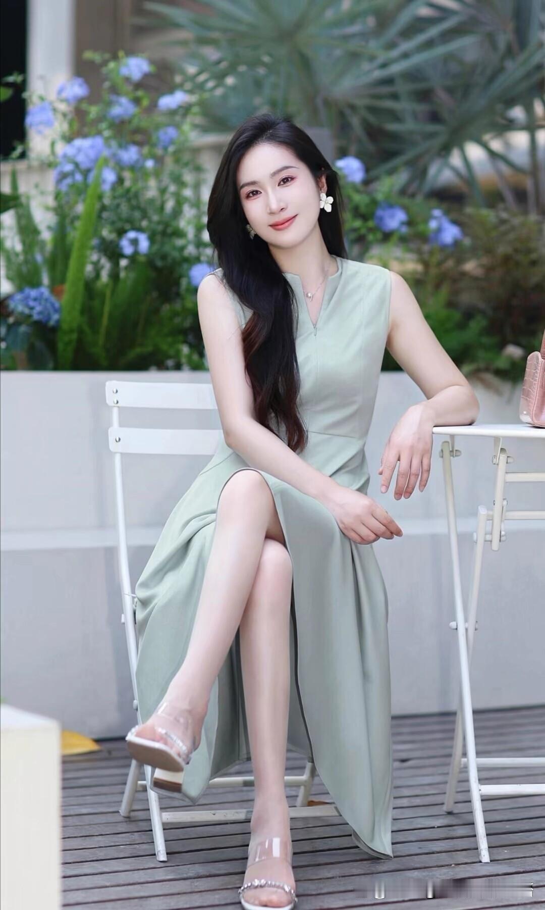 夏日穿上优雅绿裙,仿佛与清新撞了个满怀。挂脖款绿裙搭配简约凉鞋,走在石板路上,氛