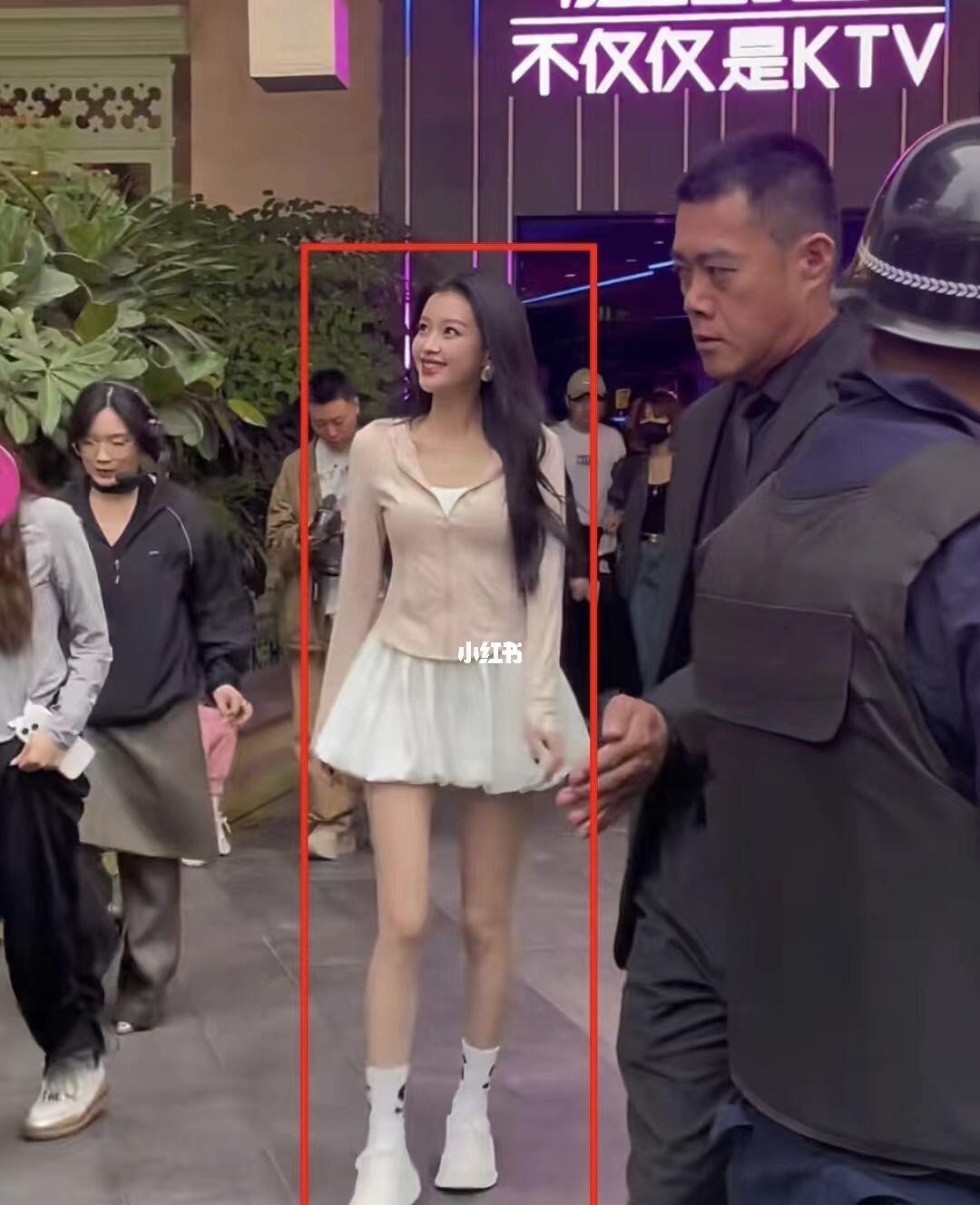 不是。。。孙怡线下长这样嘛！？私下好松弛的感觉，好可爱啊！孙怡太美啦！！喜