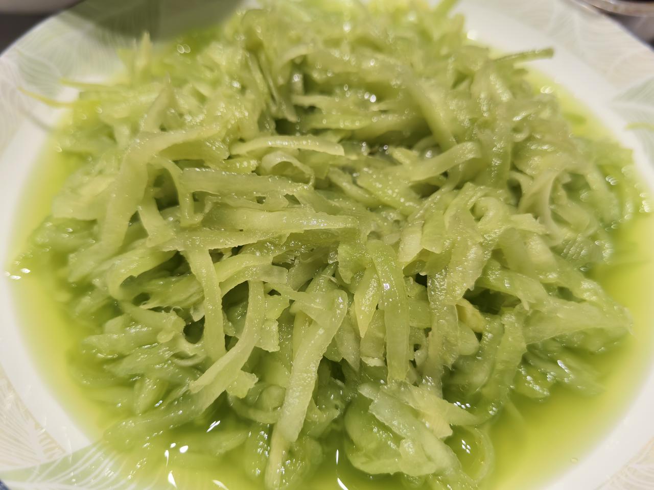 刚刚遇到一个久未见面的朋友，算算已有十几年没见过了。她是一名护士。认出对