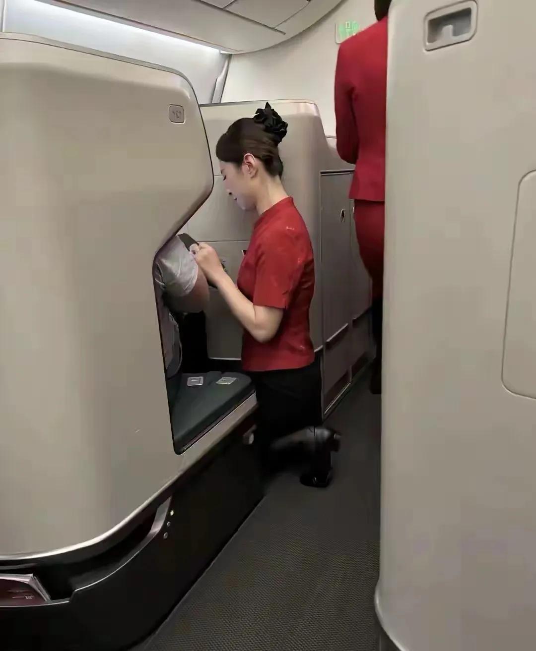 这张照片中的飞机头等舱服务，绝对不是中国航空公司的飞机。在中国，不管是那个航空