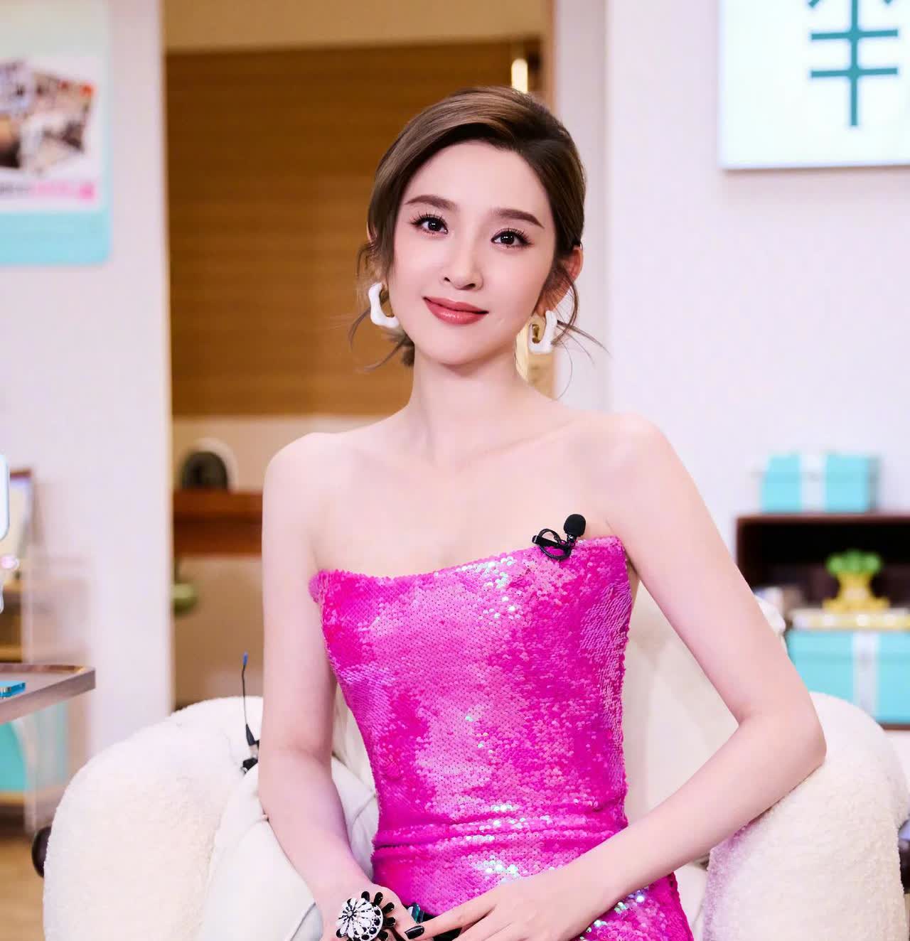 全网都在催她生二胎，最好生个儿子，像她老公那样儒雅帅气，关键是忠诚，丝毫不花心，