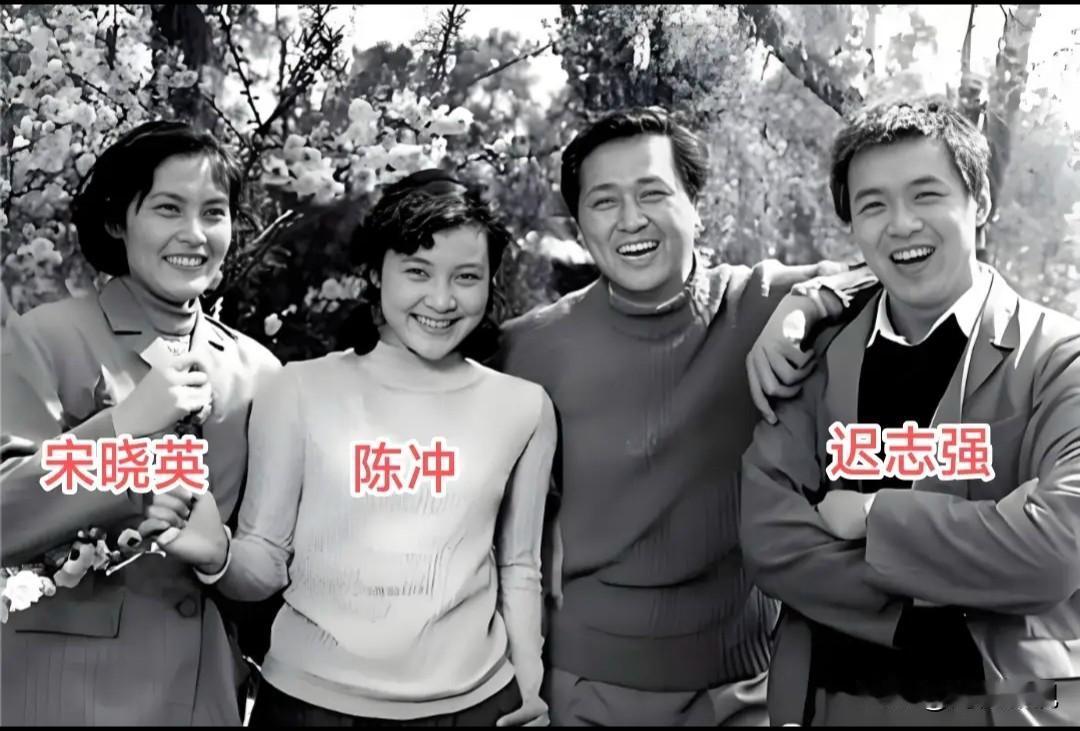 仔细看，那时的宋晓英朱唇榴齿，温婉如莲！左二是秀韵多姿的陈冲，最右边的是疏眉朗目