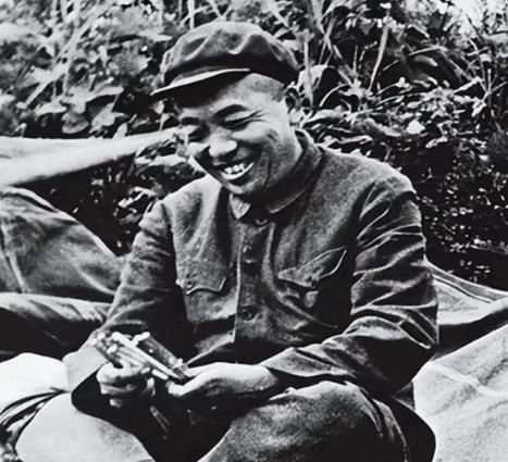 1951年，10万志愿军被美军包围，彭老总向毛主席求助。毛主席苦思3小时，回了8