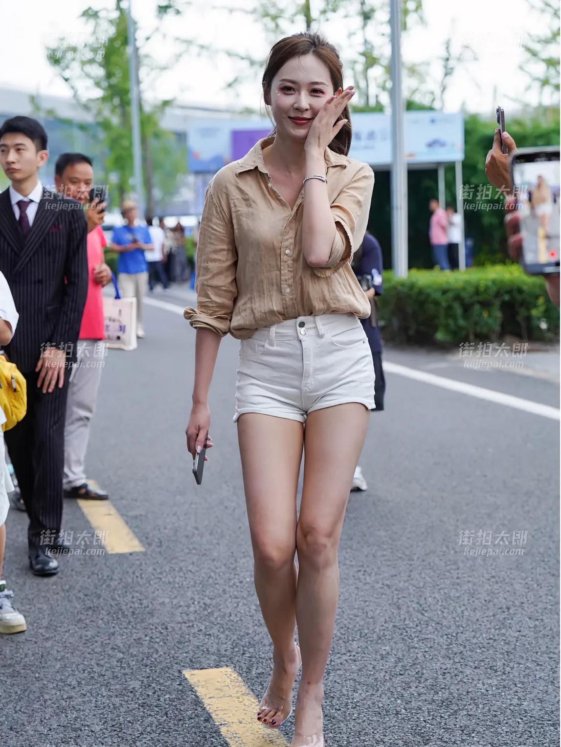 街拍美女，纯素颜，没滤镜！这是我见过最漂亮的女孩了！#城市街拍美女#