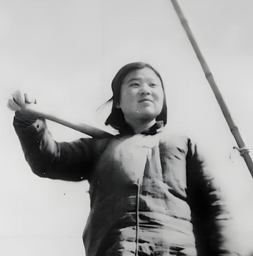 1949年，毛主席专门写了请柬，邀请14岁的渔家女孩参加开国大典，谁能想到，这份