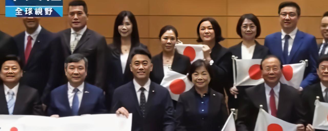 看到国民党二十多个“民代”9月4号窜去日本还拿起日本国旗笑着合影时，我才明白苑举