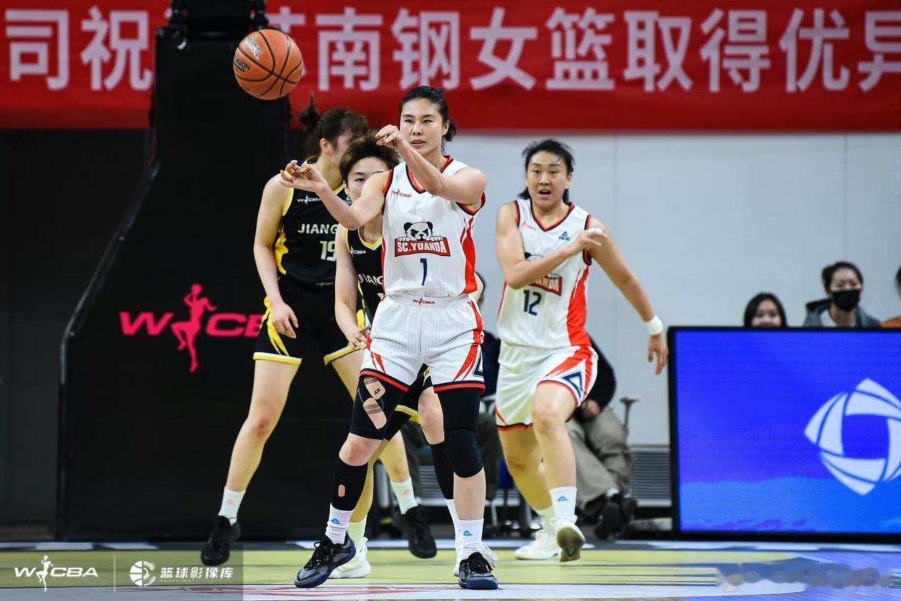 我还是认为应该让王思雨首发看四川女篮主教练的安排，是想让王思雨到第四节才真正