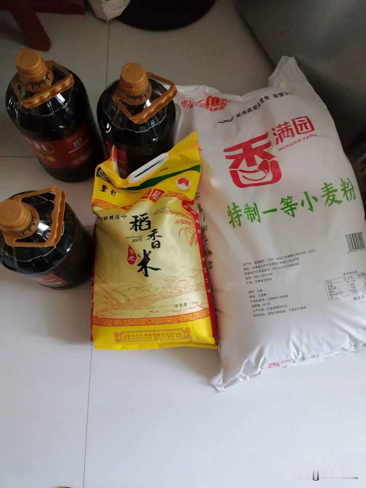 今天姑姑跟我们姐妹俩商量；“芳芳，敏敏，你们以后不要老是买些米面油回来给你爸，他