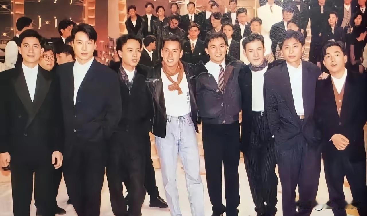这张照片含金量太高了！他们八位可都是八、九十年代香港歌坛的天王巨星，他们演唱的
