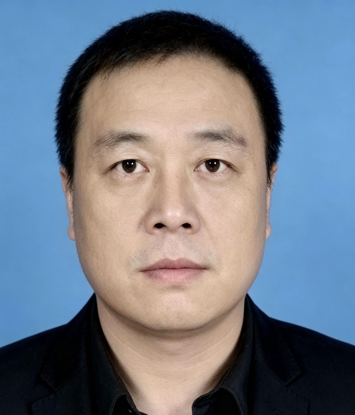 王育霖，男，1979年6月生，湖南科技大学黎锦晖音乐学院副院长。2017年4
