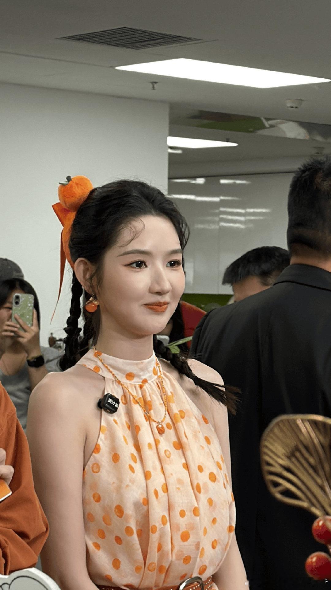 赶着吃饭的路上被王玉雯加橙了王玉雯的粤语猜词环节也太好笑了......赶饭现场