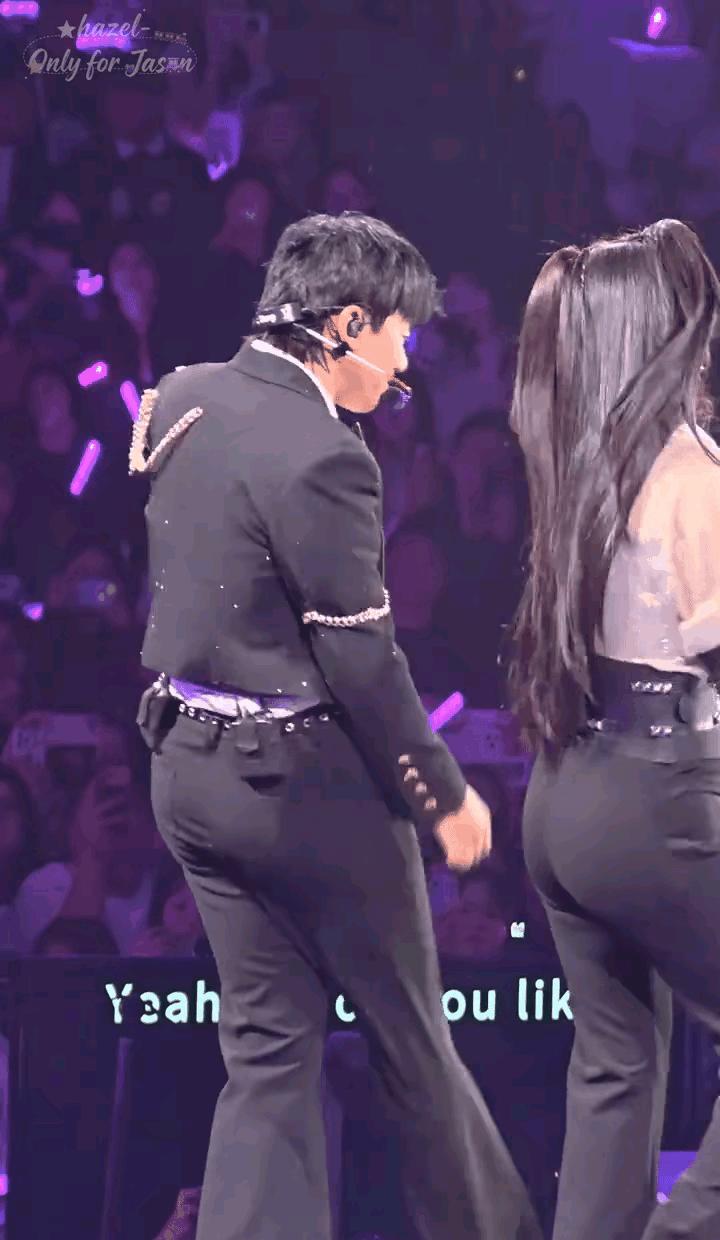 台下窃窃私语。目光全粘在谢娜张杰的腰线上。不是一家人，不进一家门？网友嘴毒