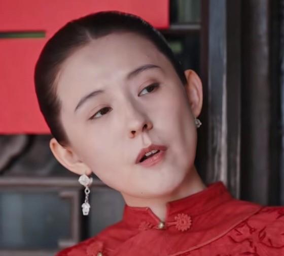 《灼灼韶华》，韶华和宋萍同一天嫁到陈家，境遇却截然不同。褚韶华的娘家家境显然不