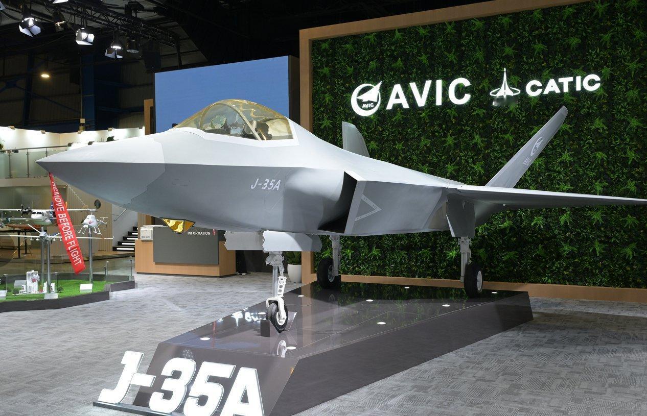 歼35-A战机参加新加坡航展！博主始终认为，歼35战机是世界上已经服役战斗机