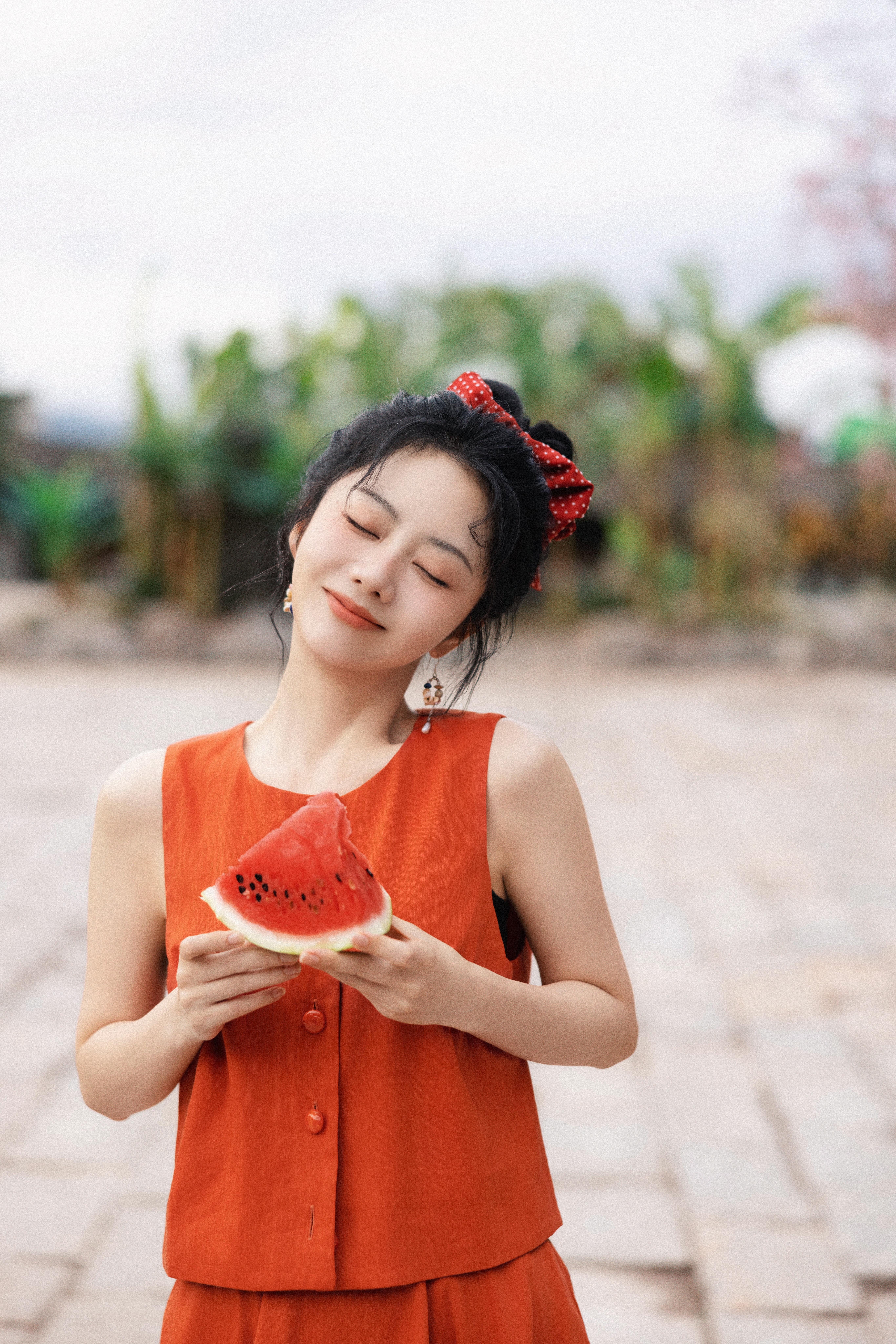 谭松韵🍉两小姐‘sPostcard朱夏长，庭院深，捧半瓤清甜，和两