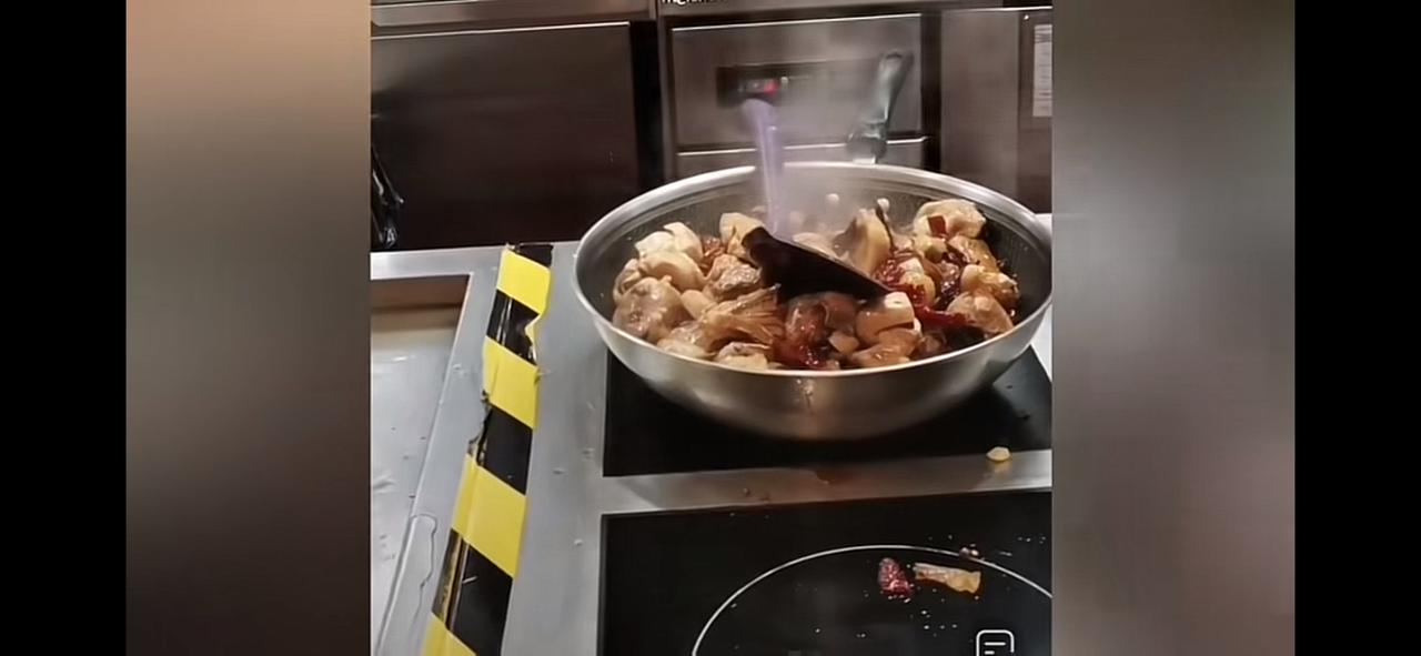 西贝就不要难为大厨了，他很无奈西贝的大盘鸡改为现场现做，一个厨师
