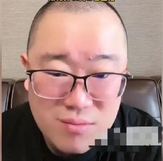 戴九安曾经说郑好不仗义，他火了到处接商演，但不带着搭档刘献伟。平时在小园子里演出