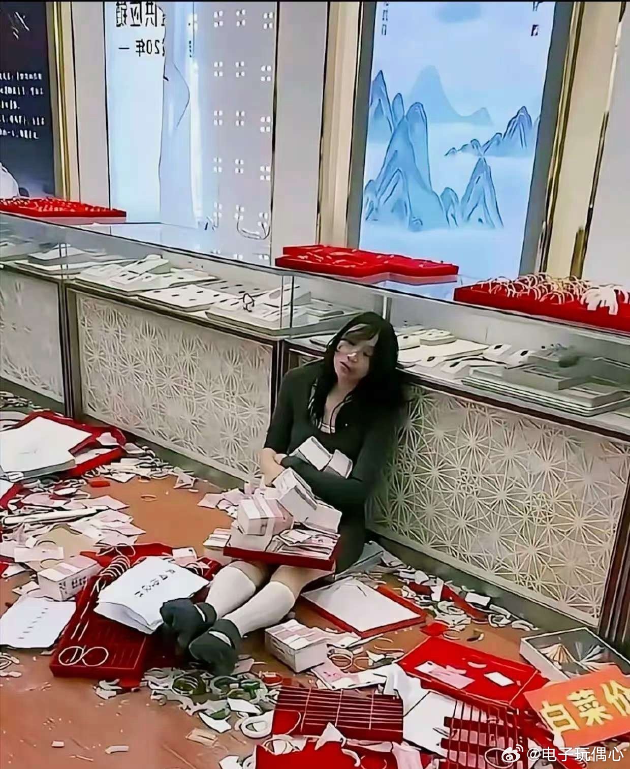 手上拿着的不像真钱，气疯了？