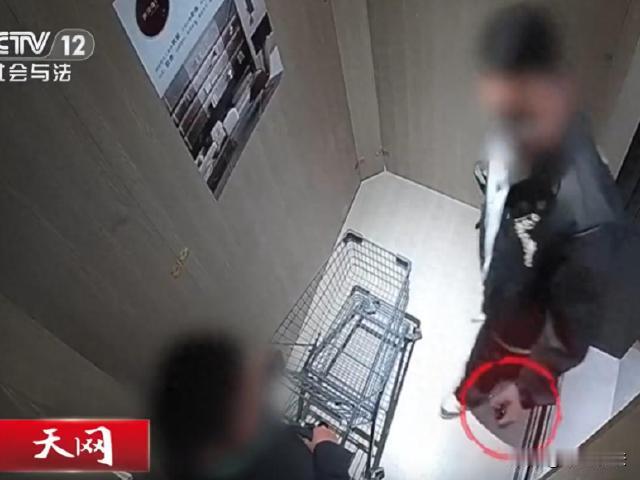 上海，男子没钱了就把女友的手表卖了，女友为此跟他分手。为了挽回前女友的感情，他又