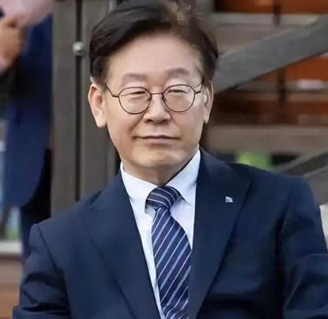 尹锡悦狱中病危，尹锡悦被捕入狱是因为擅自颁布戒严令。而被捕入狱之后更是被