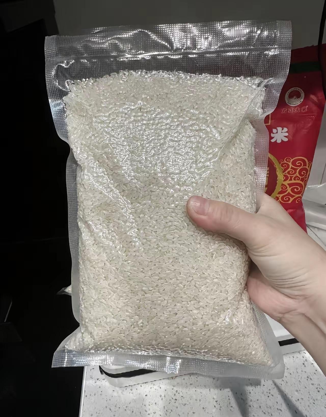 昨天下午倒垃圾，看见一个年轻姑娘，拎着袋米要扔。我说，姑娘，这米坏了？她说，阿姨