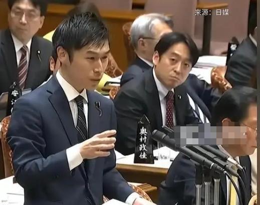 我们应该永远记住这个叫山添拓的日本议员！在今年3月日本参议院会议上，日本首相石破